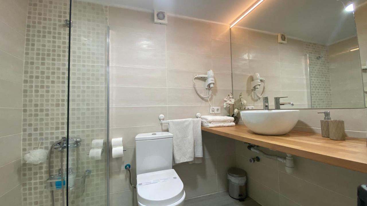 Enjoy A Sunny Apartment With Pool Next To The Sea 阿德耶 外观 照片